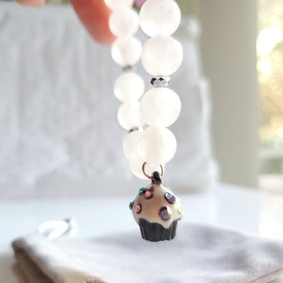 Natural White Quartz Stone Beaded Stretch Gemstone Bracelet w/Cupcake Charm NEW - Picture 5 of 14